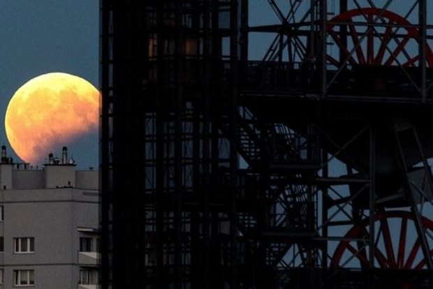 Жителі Землі публікують красиві фото і відео кривавого затемнення Місяця