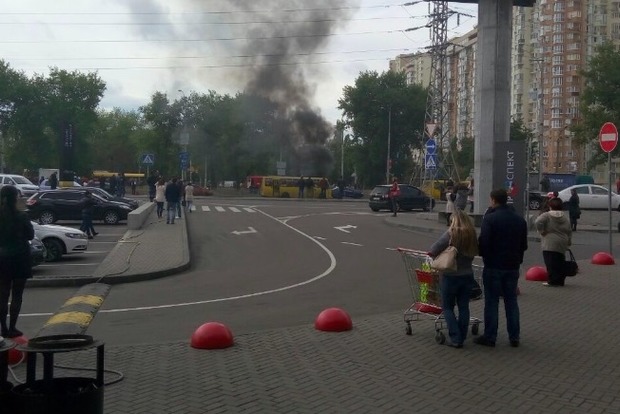 У Києві на ходу загорівся автомобіль ВАЗ