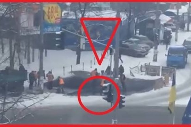 В Киеве коммунальщики во время снегопада укладывают асфальт