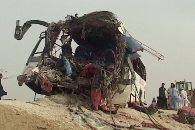 В Пакистане в ДТП c грузовиком и автобусом погибли 12 человек