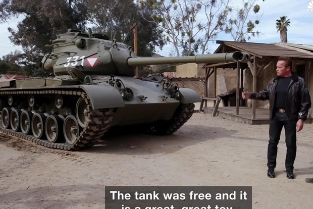 Шварценеггер на особистому танку розчавив лімузин Lincoln TownCar
