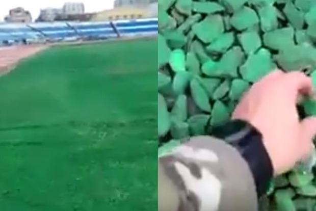 В России футбольное поле засыпали зеленым щебнем перед приездом Путина