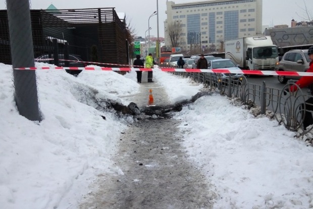Мощный взрыв из-под земли в Киеве едва не убил двух прохожих‍