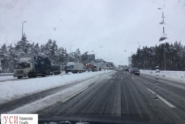 На трассе Киев - Одесса образовались огромные пробки из-за снегопада