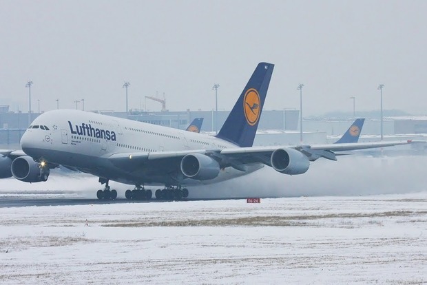 Снегопад парализовал работу крупнейшего аэропорта Германии