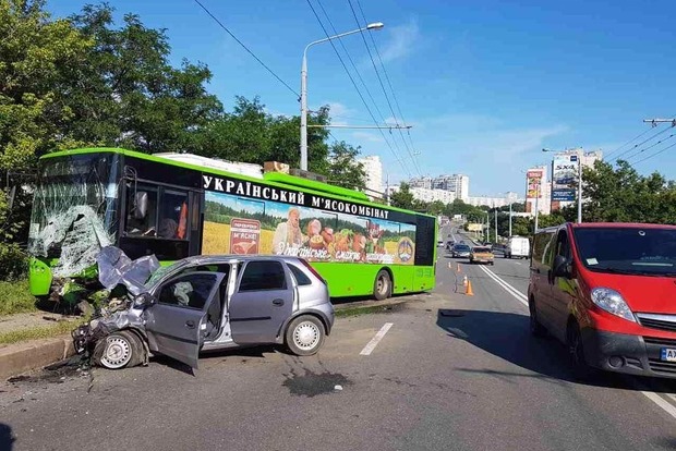 В Харькове легковушка влетела в троллейбус, есть жертвы