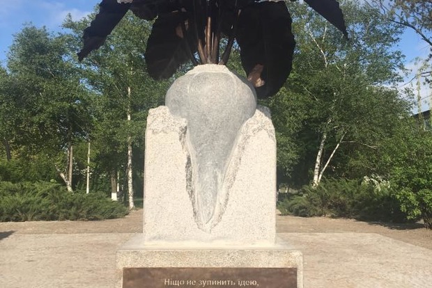 У Миколаївській області пам'ятник Леніну замінили монументом цукровому буряку