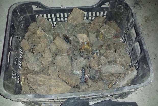 200 кг сонячного каменю знайшли в підпільних цехах Луцька