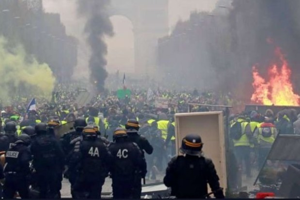Макрон обвиняет участников протестов в уничтожении республики