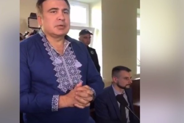 Саакашвили пришел на свой суд в синей вышиванке и напророчил уход власти
