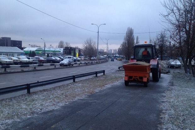 На улицы Киева высыпали более 1,1 тысячи тонн песка и соли