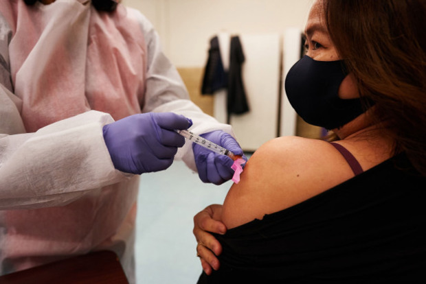 17 тысяч учителей Нью-Йорка подали заявку в первые часы после начала вакцинации