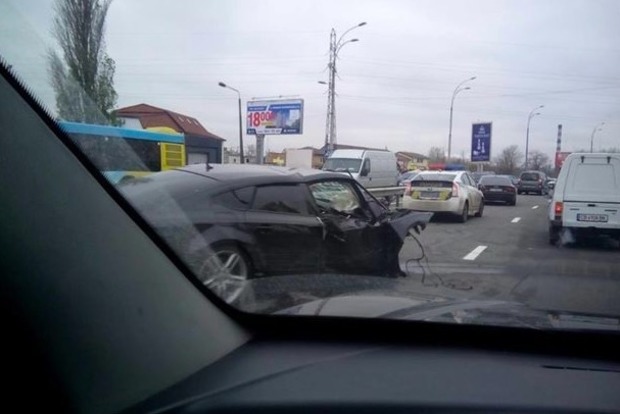У Києві автомобіль  «Ауді» на величезній швидкості врізався у відбійник