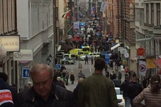 Инцидент в Стокгольме был терактом, подозреваемый задержан - премьер Швеции