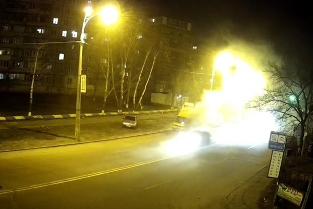  Посреди ночи в Киеве сам по себе загорелся грузовик
