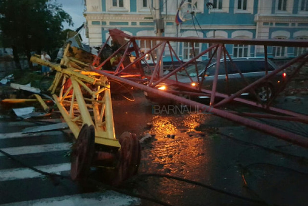 Внезапный апокалипсис: в России ураган разорвал теплоход и обрушил несколько зданий