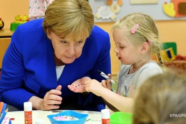 Из-за игрушек Ангела Меркель угодила в сексуальный скандал