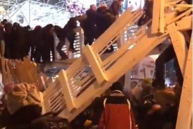 Посреди Москвы рухнул мост, забитый людьми