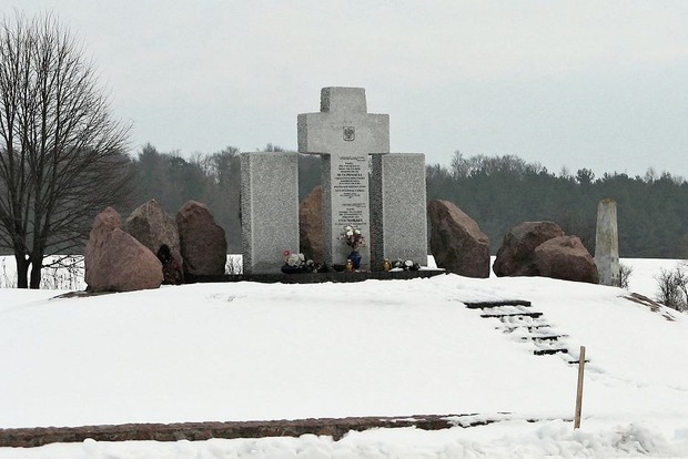Польша направит ноту МИД Украины из-за осквернения памятника погибшим полякам