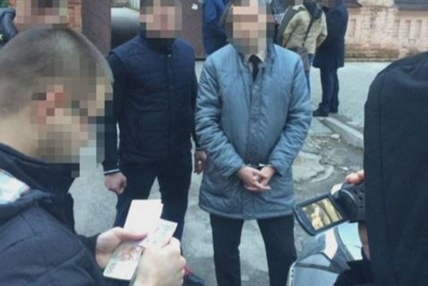 В Днепропетровске спасатель и бизнесмен попались на взятке