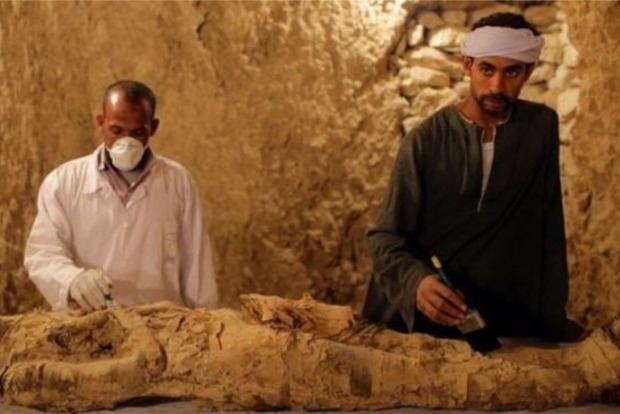 В Египте из гробницы достали мумию возрастом в 3,5 тысячи лет