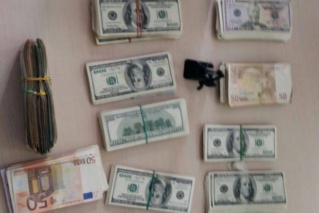 На Волыни у чиновника-взяточника изъяли свыше 100 тыс. долларов
