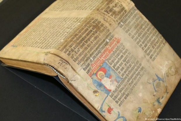В Баварии нашли фрагмент первой печатной Библии Гутенберга