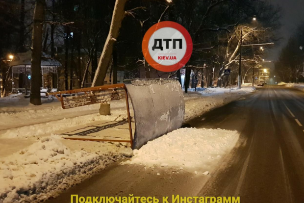 Зупинка громадського транспорту звалилася в Києві