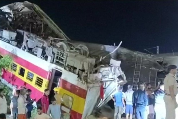 Катастрофа на железной дороге в Индии: не менее 200 погибших, сотни получили травмы