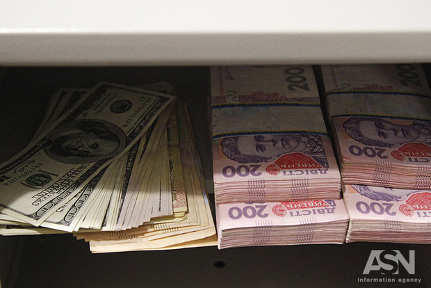 На обслуживание госдолга Украина тратит в 2 раза больше, чем на армию – эксперт
