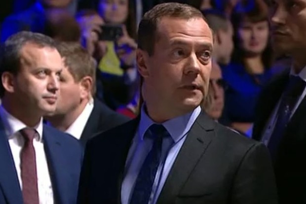 Появилось видео эвакуации премьера Медведева: Тут бомба, ну, вы держитесь