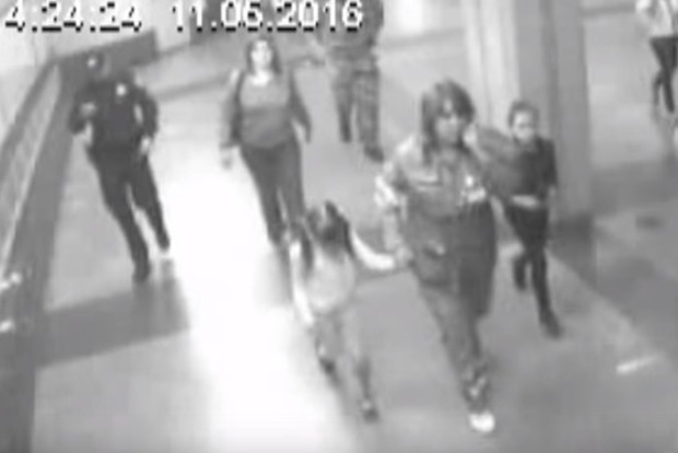 ﻿Стрибок жінки з двома дітьми під поїзд у Харкові зняли відеокамери (відео)