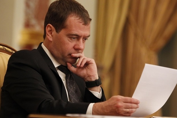 У Медведева сообщили, что премьеру нет дела до соцопросов