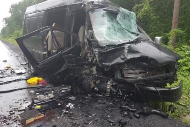 Лобове зіткнення авто на Львівщині: 1 загиблий, 8 постраждалих