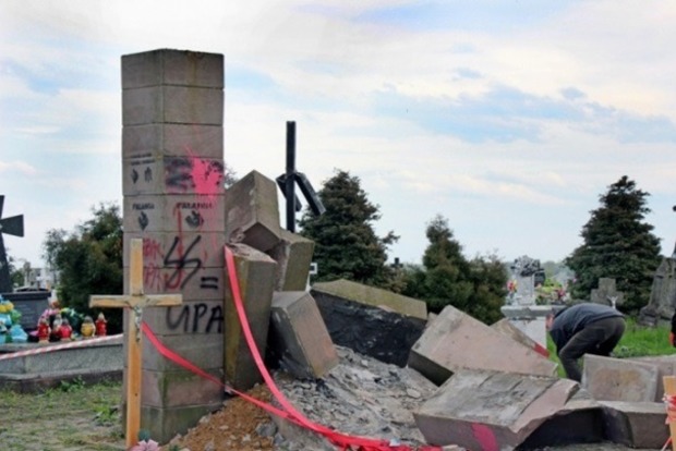 Киев просит Польшу восстановить памятники Украины