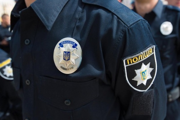 В центре Киева преступники в медицинских масках забрали у мужчины сумку с 2,4 млн грн