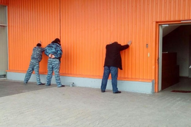 В полиции заявили о рейдерском захвате торгового центра в Мариуполе