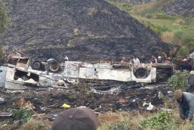 На Мадагаскаре пассажирский автобус слетел в овраг, погибли 34 человека
