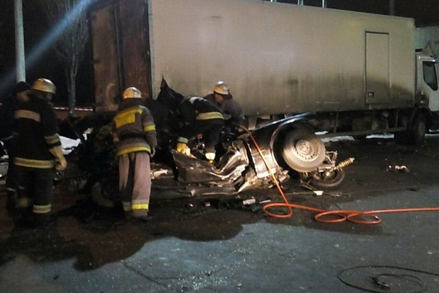 В Киеве BMW перелетел через тротуар, газон и врезался в стоящий на АЗС грузовик. 3 погибших