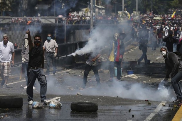 Протесты в Венесуэле: Полиция ранила больше 20 человек