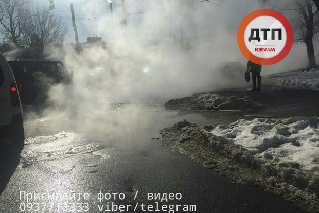 У Києві квартал залило окропом через прорив трубопроводу