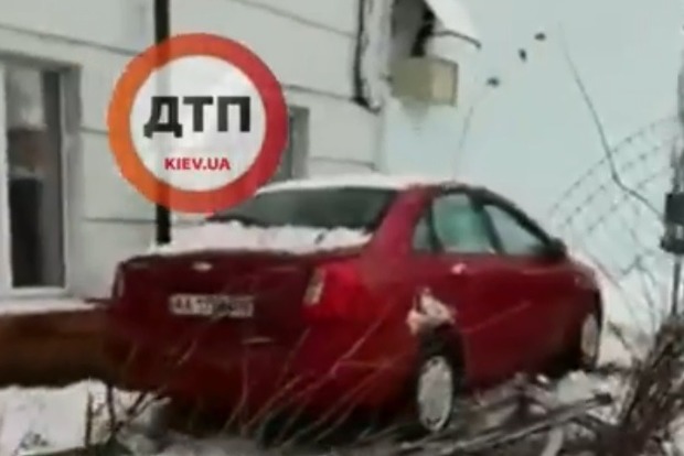У Києві машина влетіла в будівлю школи