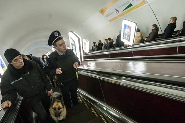 Поліцейські побили жінок у метро Києва