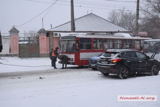 У Миколаєві через снігопад почався транспортний колапс