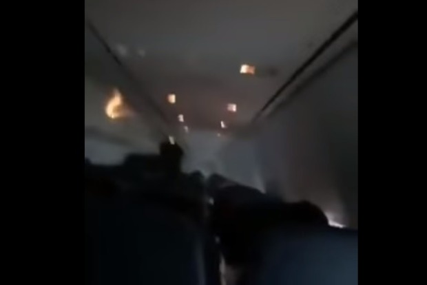 Крики, рыдания и молитвы: пассажир снял салон самолета во время крушения Boeing 737 