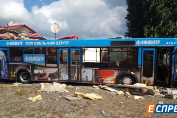 У Києві водій автобуса знепритомнів і врізався в кафе: є постраждалі (фото)