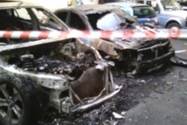 У Києві горіли два автомобілі