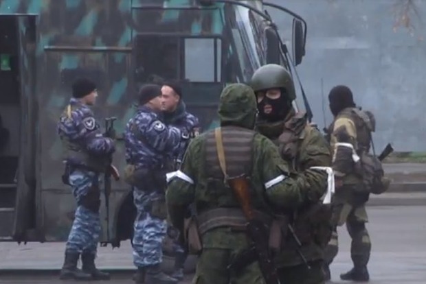 Боевики «ЛНР» подогнали БТР под здание, где забаррикадировался Плотницкий