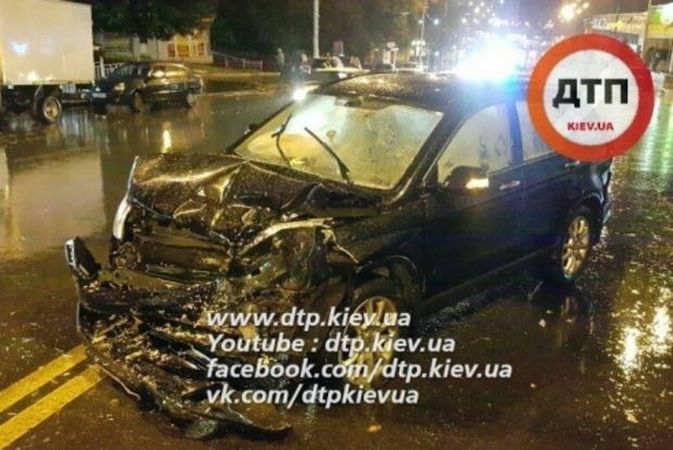 В Киеве водитель Volvo на встречной протаранил пять автомобилей