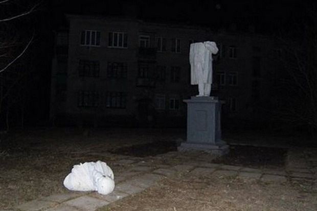 В двух селах Харьковской области «упали» два памятника коммунистическим деятелям